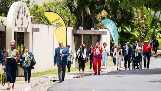 Delegations arriving on foot at the Cariari Country Club