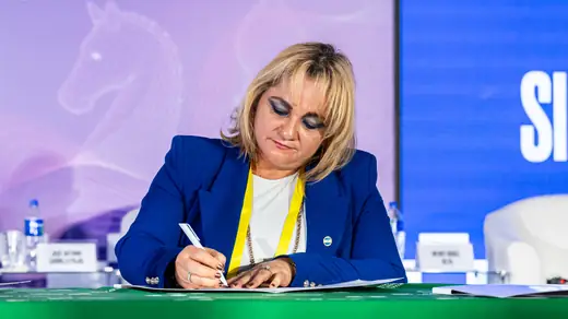 Dalila Beatriz Beltrán de Menjívar signing the memorandum with El Salvador